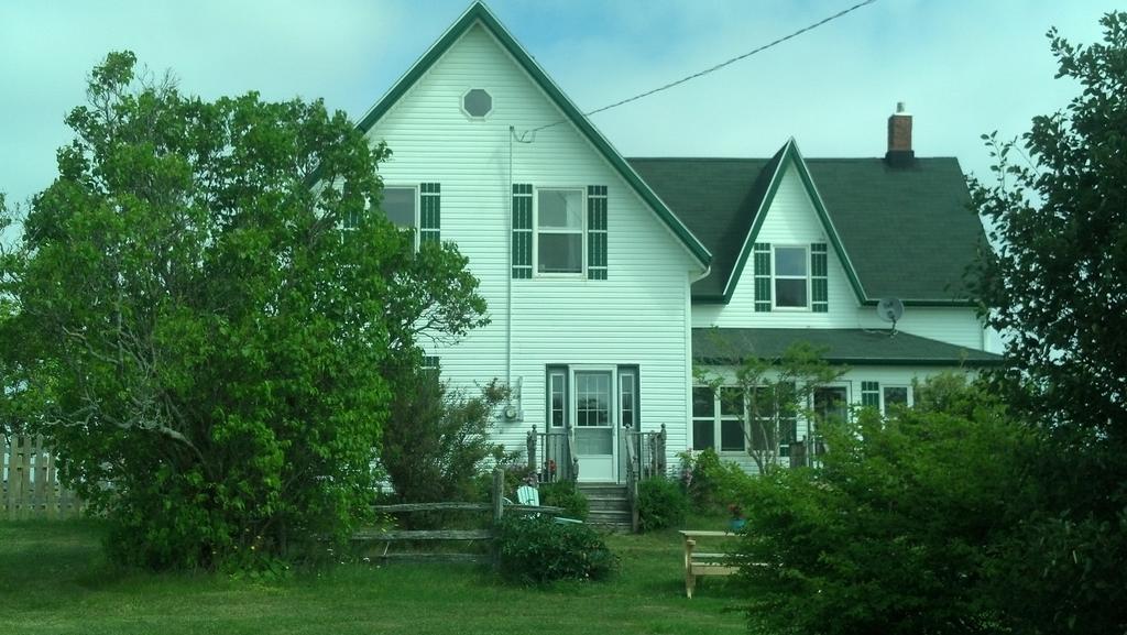 Lovely Green Gable Home Miscouche Eksteriør bilde