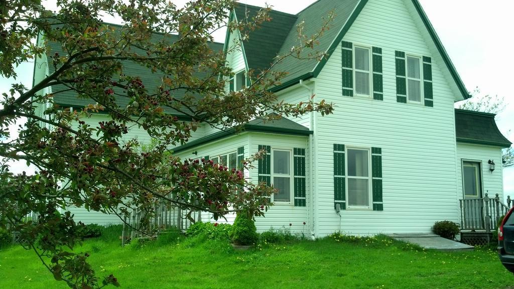 Lovely Green Gable Home Miscouche Eksteriør bilde