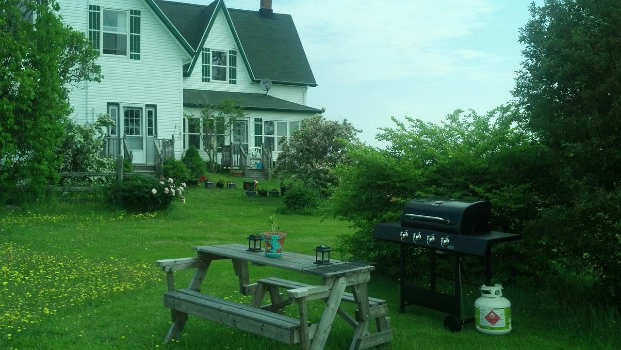 Lovely Green Gable Home Miscouche Eksteriør bilde