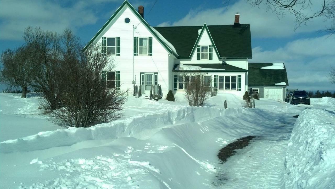 Lovely Green Gable Home Miscouche Eksteriør bilde